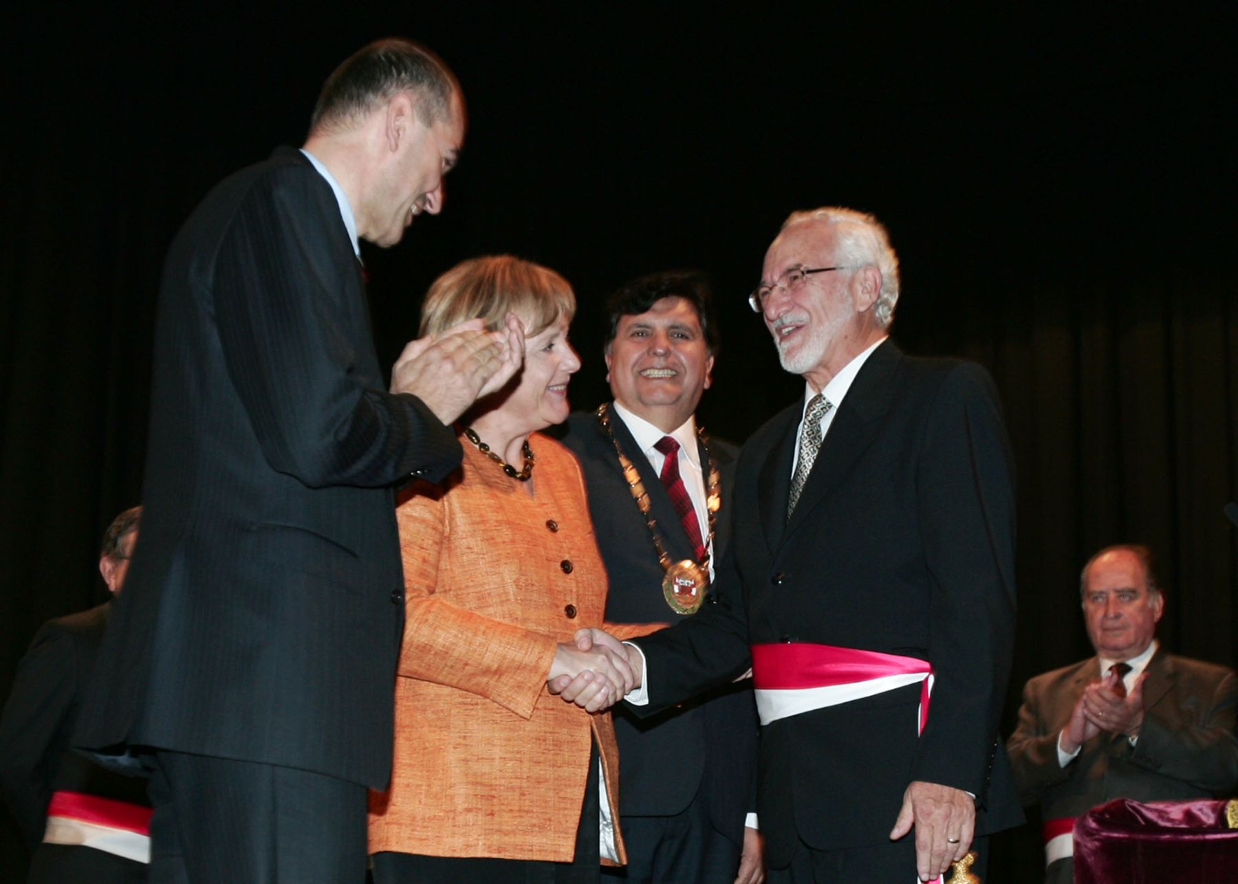 Antonio Brack Egg, recibe el saludo de la canciller alemana, Angela Merkel, luego de juramentar como Ministro del Ambiente, en el Museo de la Nación. Foto: ANDINA/ Dante Zegarra.