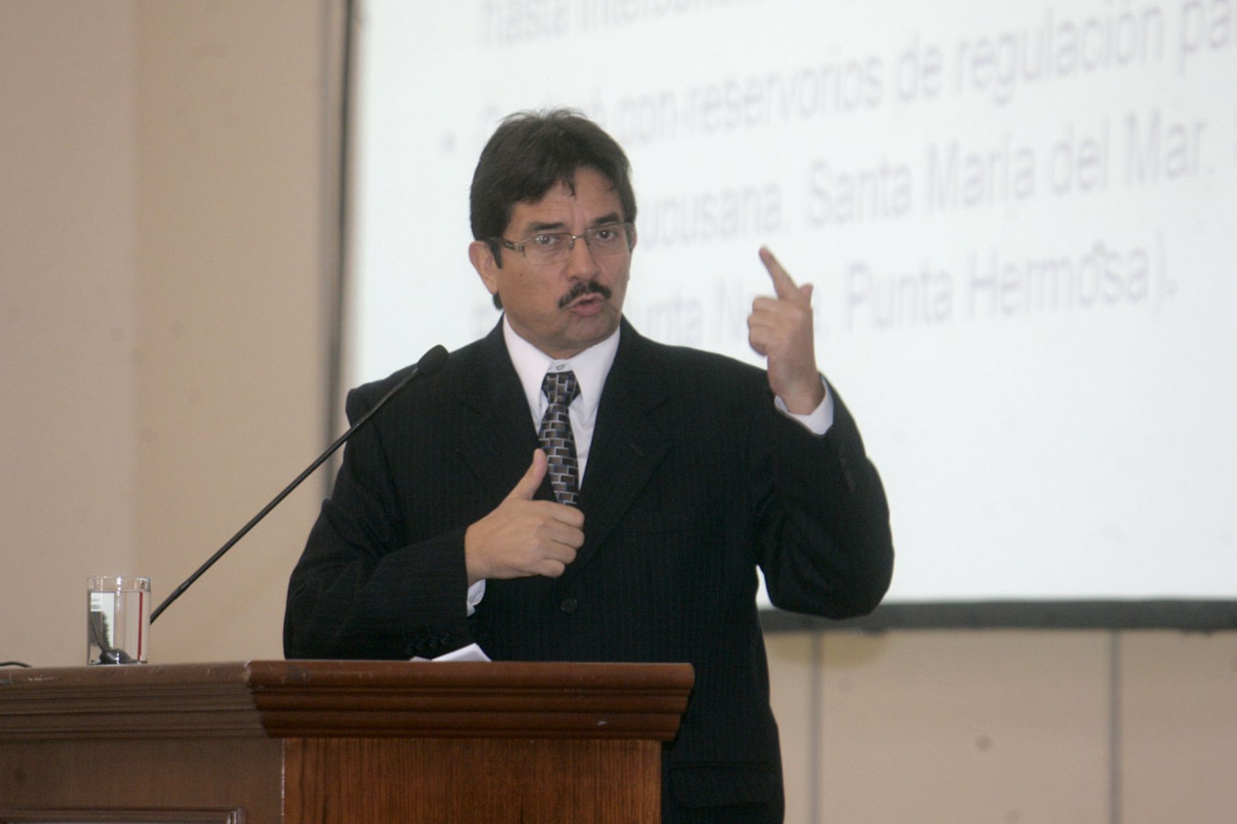 Ministro de Vivienda Enrique Cornejo durante su exposiciòn en el I Foro de Inversiones y Rueda de Negocios ALC-UE. Foto: ANDINA/Rafael Cornejo.