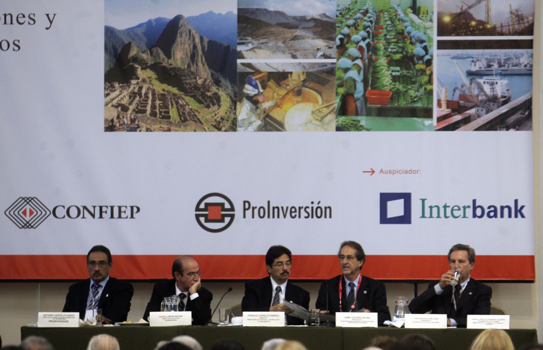 Ministro de Vivienda, Enrique Cornejo, durante su exposiciòn en el I Foro de Inversiones y Rueda de Negocios ALC-UE. Foto: ANDINA/Rafael Cornejo.