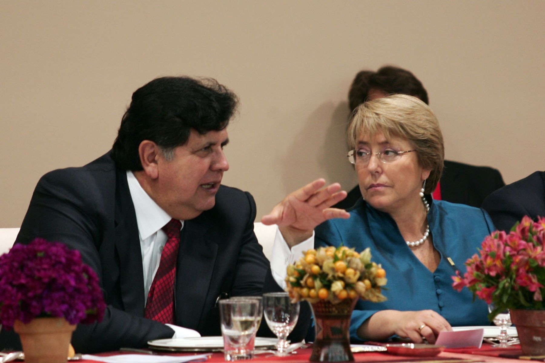 Presidente Garcia dialoga con la Presidenta de Chile, Michel Bachelet.. Foto:ANDINA/ Dante Zegarra.