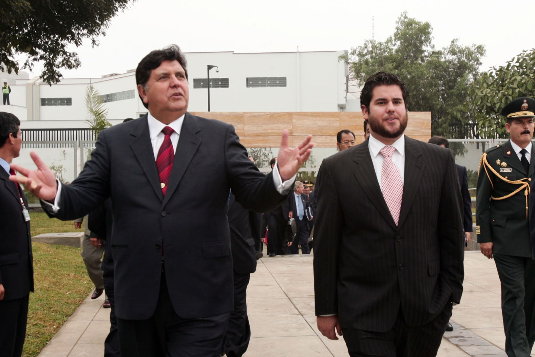 Presidente de la Repùblica,Alan García, acompañado de su hijo, Alan Raul, en los exteriores de la Cumbre. Foto:ANDINA/ Dante Zegarra.