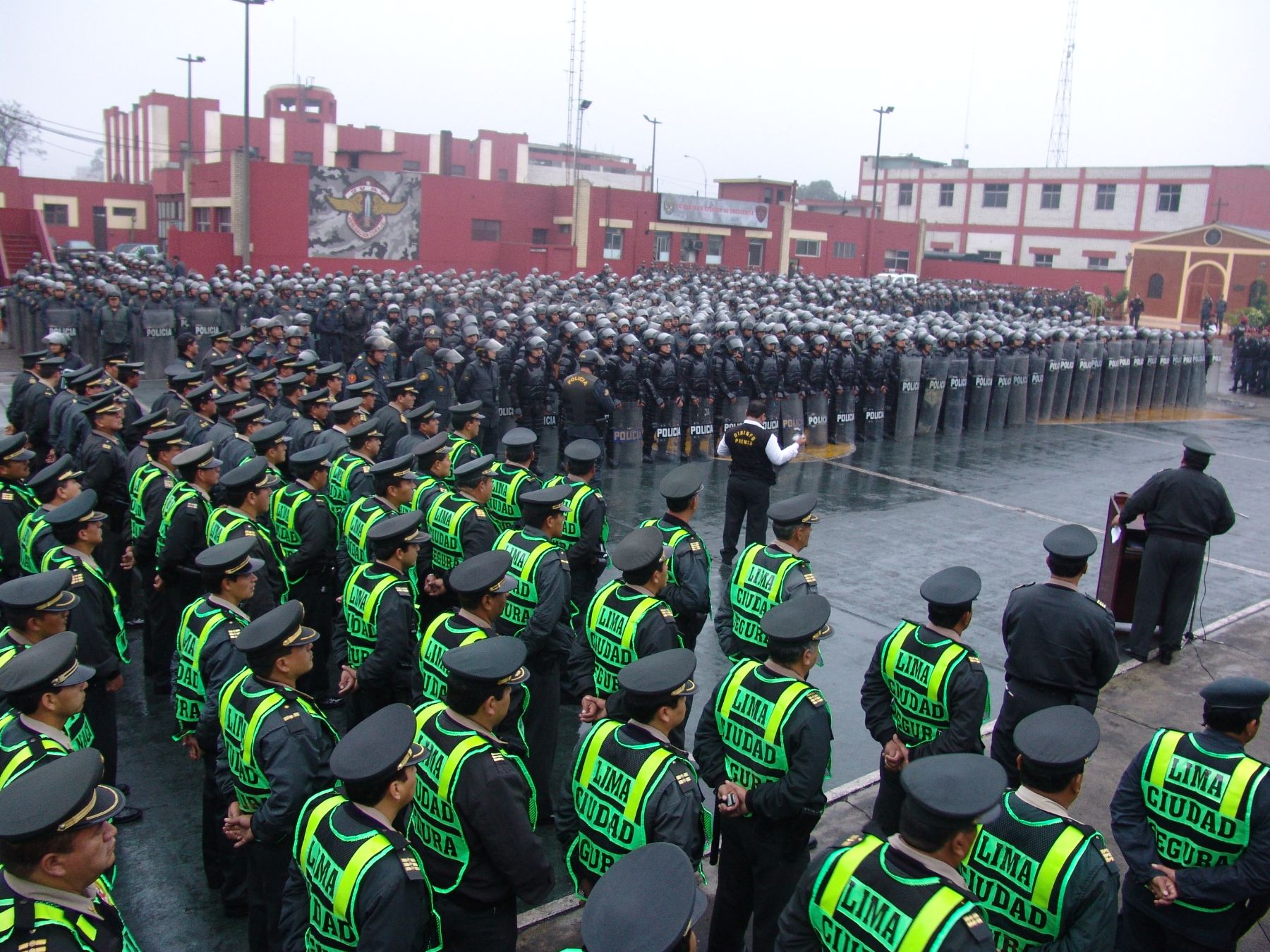 El ministro del Interior, Luis Alva Castro, presentó esta mañana en Radio Patrulla, a 3,500 policías que refuerzan la seguridad en Lima durante la Cumbre ALC-UE. Foto: ANDINA/ Mininter
