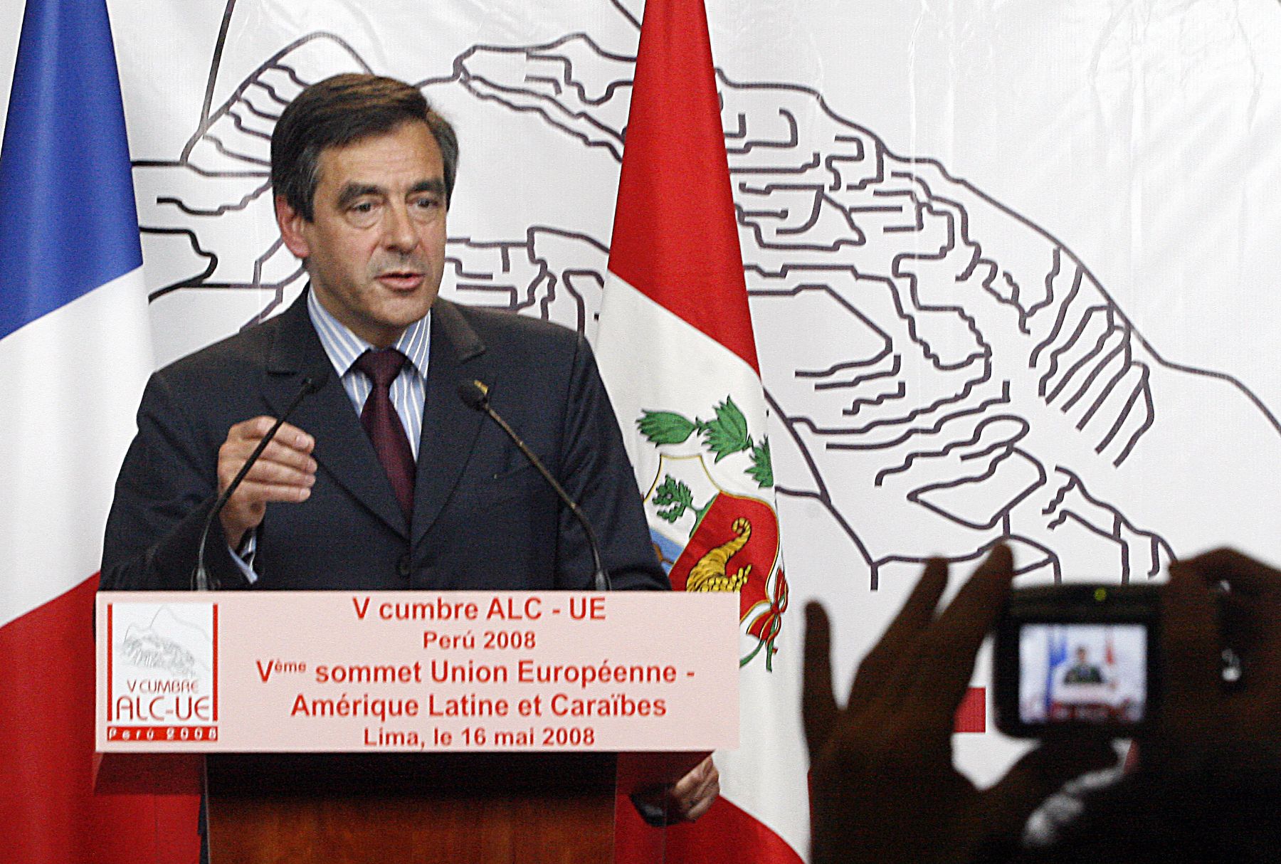Primer Ministro de Francia, François Fillon, ofrece conferencia de prensa en la sala Amazonas de la Biblioteca Nacional. Foto. ANDINA/Stephanie Zollner