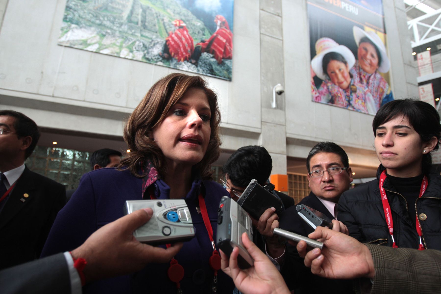 La ministra de Comercio Exterior y Turismo, Mercedes Araoz, en declaraciones a la prensa en el Centro Internacional de Prensa de la V Cumbre ALC-UE. Foto: ANDINA/ Piero Vargas