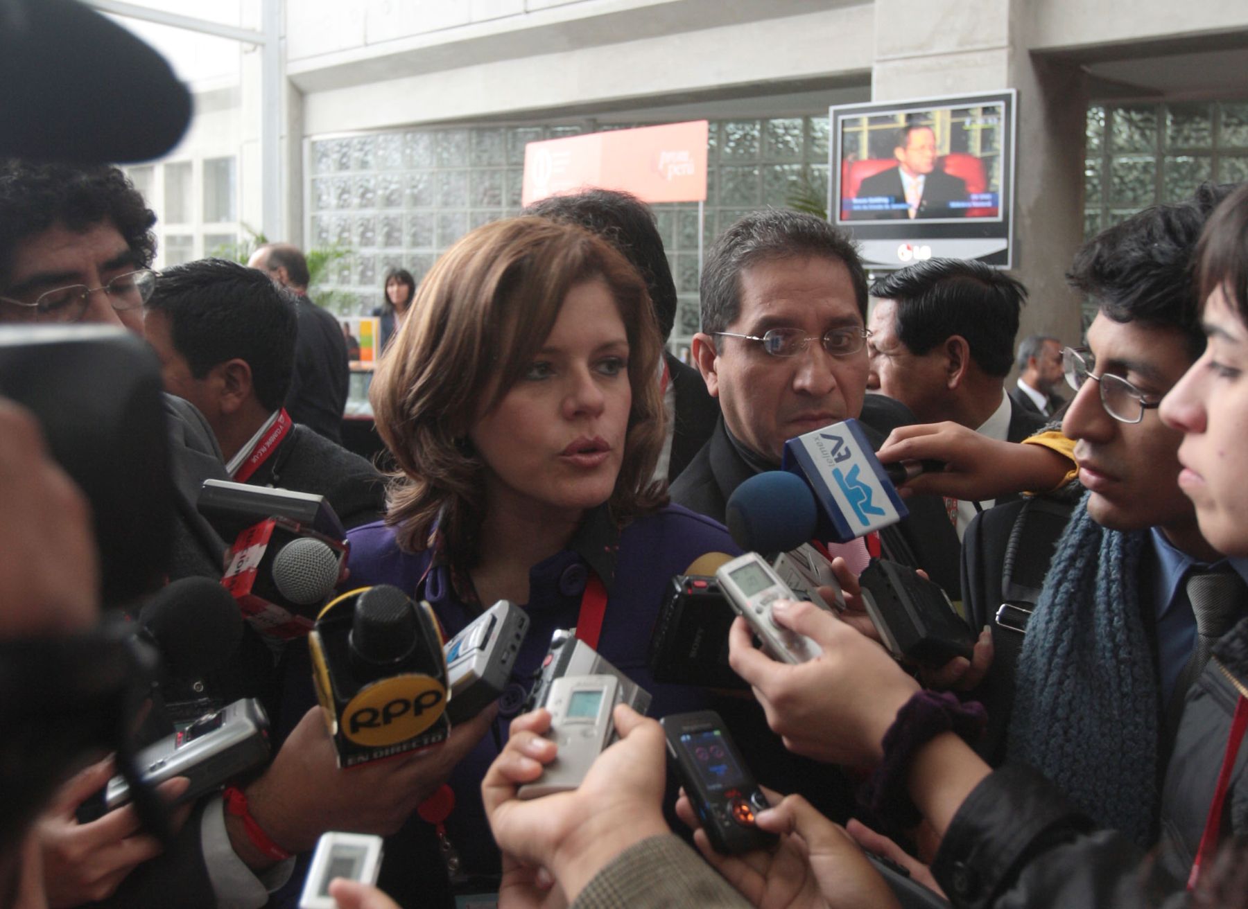 La ministra de Comercio Exterior y Turismo, Mercedes Araoz, en declaraciones a la prensa en el Centro Internacional de Prensa de la V Cumbre ALC-UE. Foto: ANDINA/ Piero Vargas