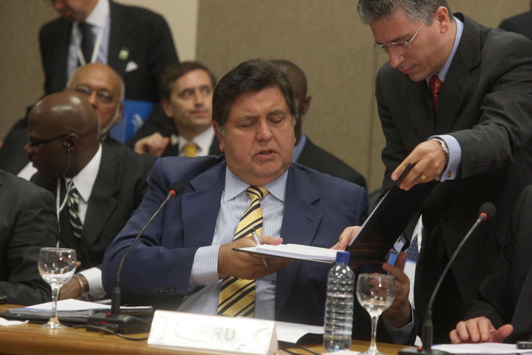 El presidente de la República, Alan García, suscribe tratao constitutivo de Unasur. Foto:ANDINA/Piero Vargas