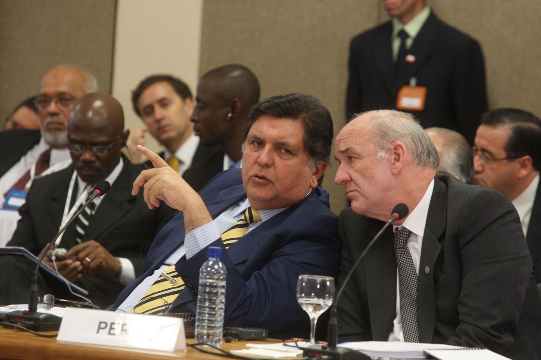 Presidente de la República, Alan García, junto al canciller, Jose Antonio García Belaunde, durante  la cumbre constitutiva de Unasur. Foto:ANDINA/Piero Vargas