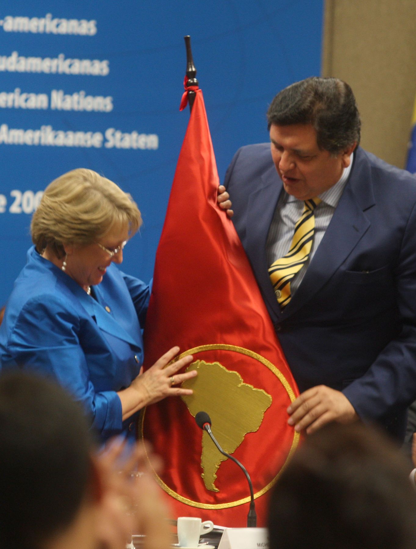 El presidente García entrega la bandera de Unasur a su homóloga de Chile, Michelle Bachelet, quien asume la presidencia de la unión. Foto: ANDINA/Piero Vargas.