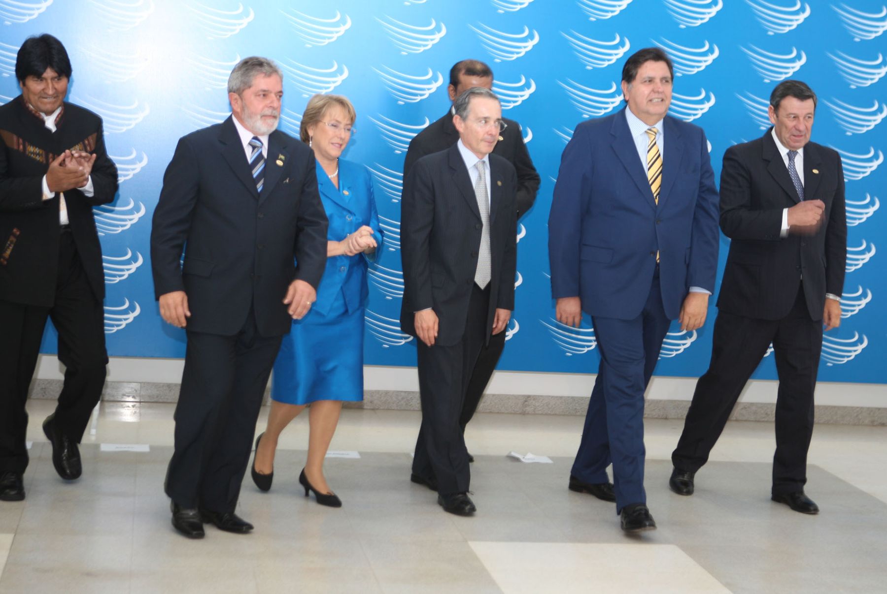 Presidentes se retiran luego de posar para la foto oficial de la cumbre Unasur en Brasilia. Foto:ANDINA/Piero Vargas