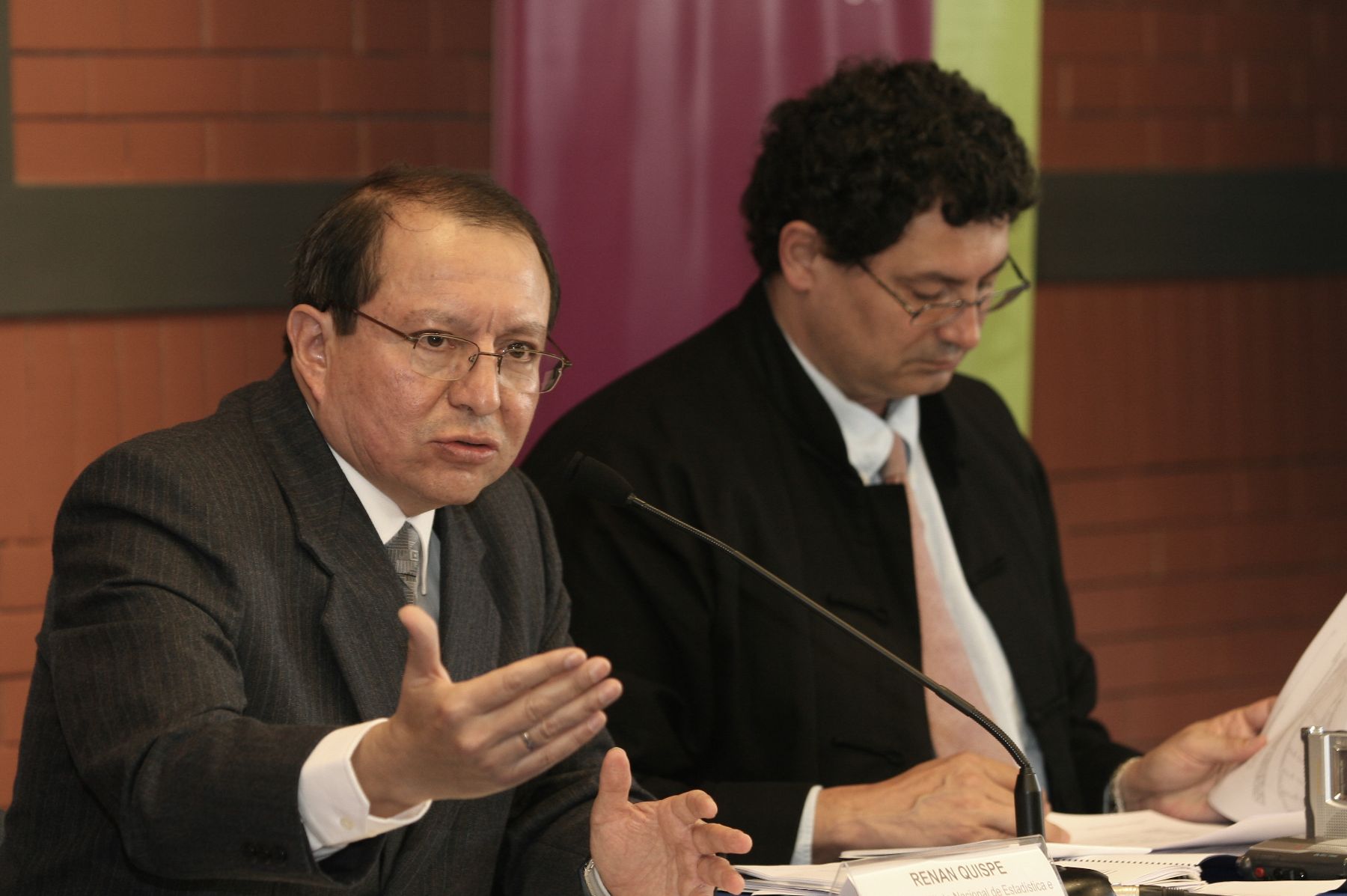 Jefe del Instituto Nacional de Estadistica e Informatica (INEI), Renán Quispe ,presenta cifras sobre la Pobreza en el Perú (2004-2007). Foto.ANDINA/Norman Córdova