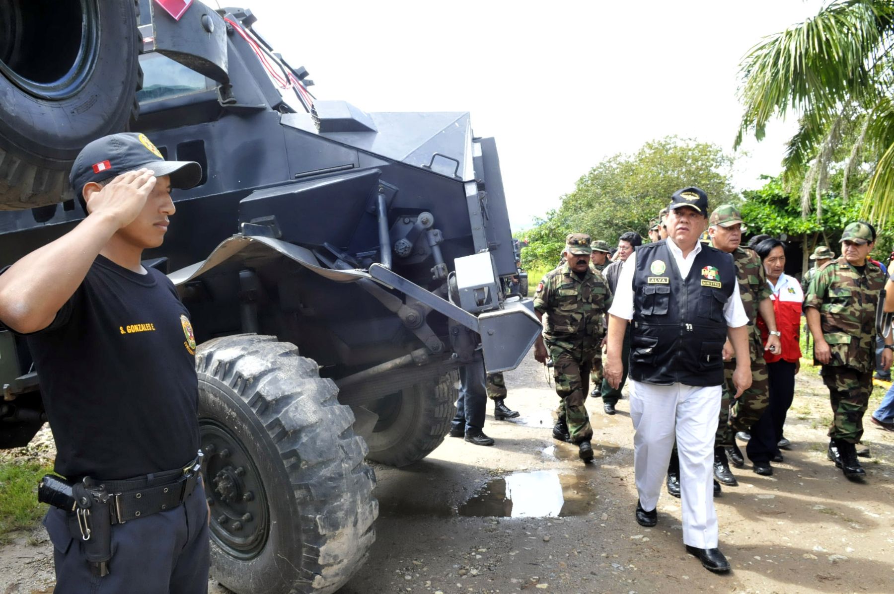 Ministro del Interior, Luis Alva Castro, entrega cinco vehículos blindados al Frente Policial Huallaga en Aucayacu. Foto:ANDINA/Mininter