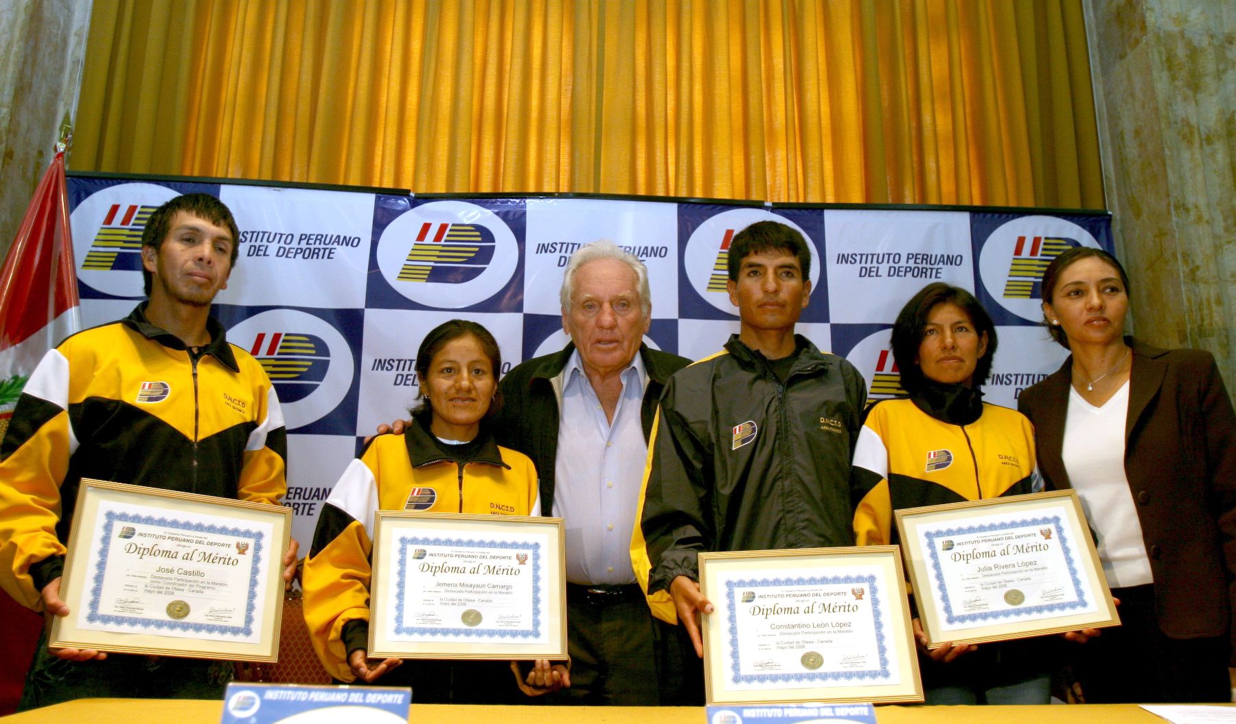 El presidente del I.P:D., Arturo Woodman, premio a deportistas que participaron en competencias en la cuidad de Otawa en Canada. Foto : ANDINA/ Jorge Paz H