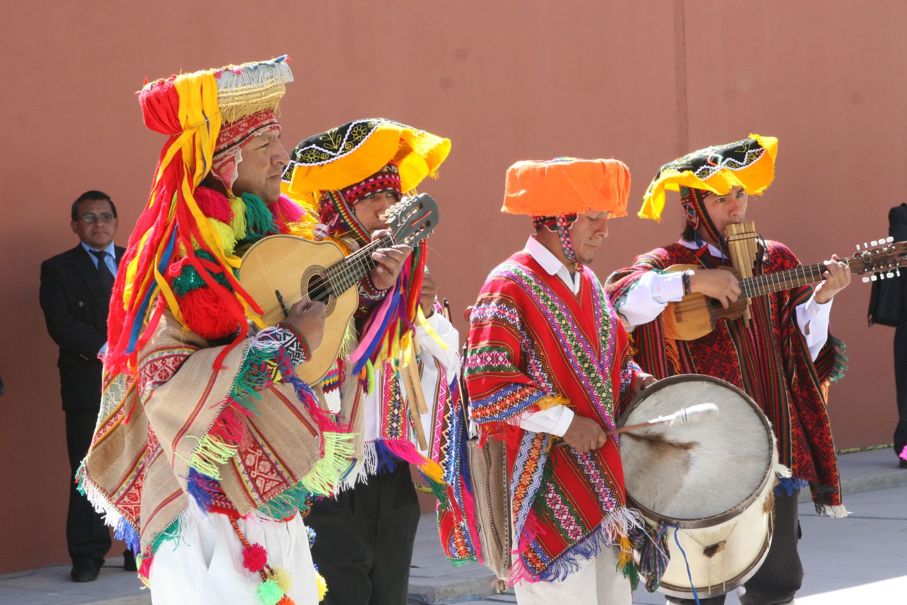 Grupo de danza en  APEC  Arequipa.Foto:ANDINA/Norman Cordova