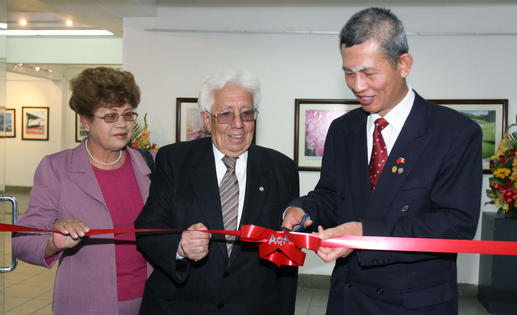 Alcalde de Arequipa, Simon Balbuena, y representante de la Oficina Comercial Económica y Cultural de Taipei,  Lien Seng Huang, inauguran muestra Cultural de Taiwan en Arequipa, en el marco de cita APEC. Foto: ANDINA/Norman Cordova