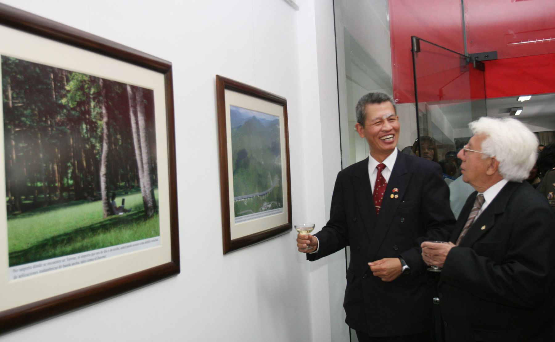 Alcalde de Arequipa, Simon Balbuena y representante de la Oficina Comercial Económica y Cultural de Taipei, Lien Seng Huang, inauguraron muestra Cultural de Taiwan en Arequipa en el marco de cita APEC. Foto: ANDINA/ Norman Córdoba