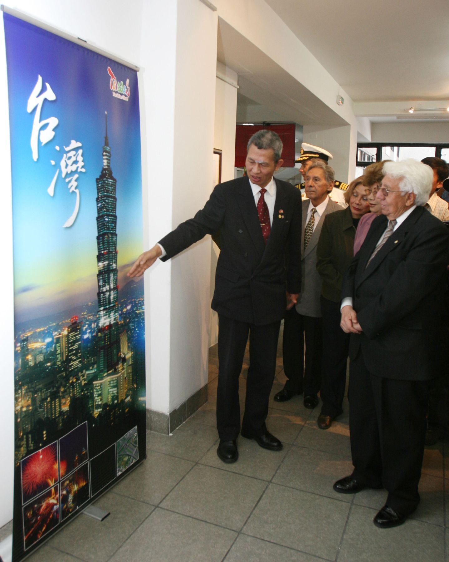 Alcalde de Arequipa, Simon Balbuena y representante de la Oficina Comercial Económica y Cultural de Taipei, Lien Seng Huang, inauguraron muestra Cultural de Taiwan en Arequipa en el marco de cita APEC. Foto: ANDINA/ Norman Córdoba