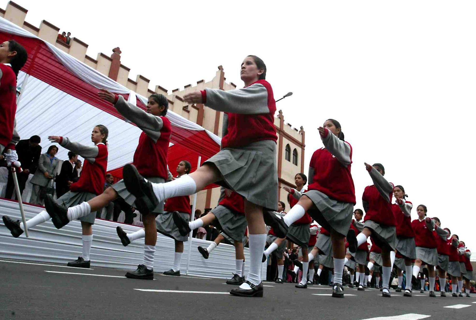 Las instituciones educativas que resulten ganadoras tanto en escoltas como en bandas de música, serán premiadas con gallardetes.ANDINA/archivo