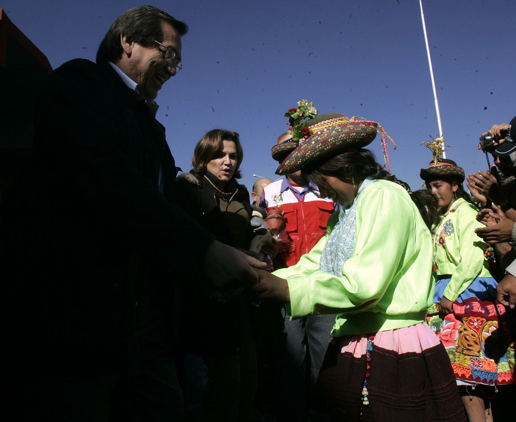 El Presidente del Consejo de MInistros, Jorge del Castillo, llegò hace pocos minutos a Ayacucho en compañia de la Ministra de la Mujer Susana Pinilla,  donde fueron recibidos con algarabìa por la poblaciòn.Foto:ANDINA/Juan Carlos Guzmàn Negrini.