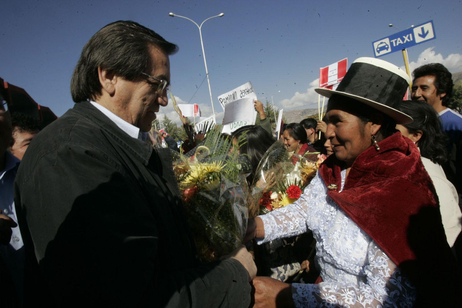 Premier Jorge del Castillo es Recibido por la poblaciòn ayacuchana.Foto:ANDINA/Juan Carlos Guzmàn Negrini.