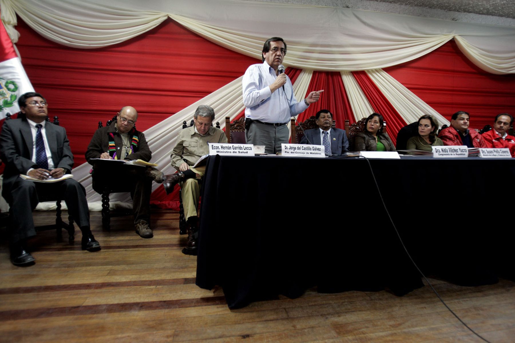 El Presidente del Consejo de Ministros, Jorge del Castillo, junto a varios ministros de su gabinete, se reúnen esta mañana con el Presidente Regional de Ayacucho, Ernesto Molina. Foto:ANDINA/Juan Carlos Guzmàn Negrini.