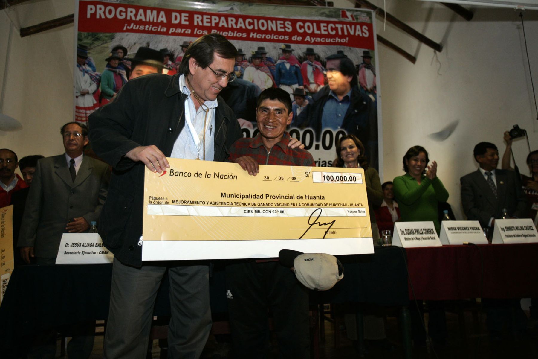 El Presidente del Consejo de Ministros, Jorge del Castillo, y la Ministra de la Mujer, Susana Pinilla, entregaron cheques simbòlicos a representantes de comunidades ayacuchanas afectadas por el terrorismo.Foto:ANDINA/Juan Carlos Guzmàn Negrini.