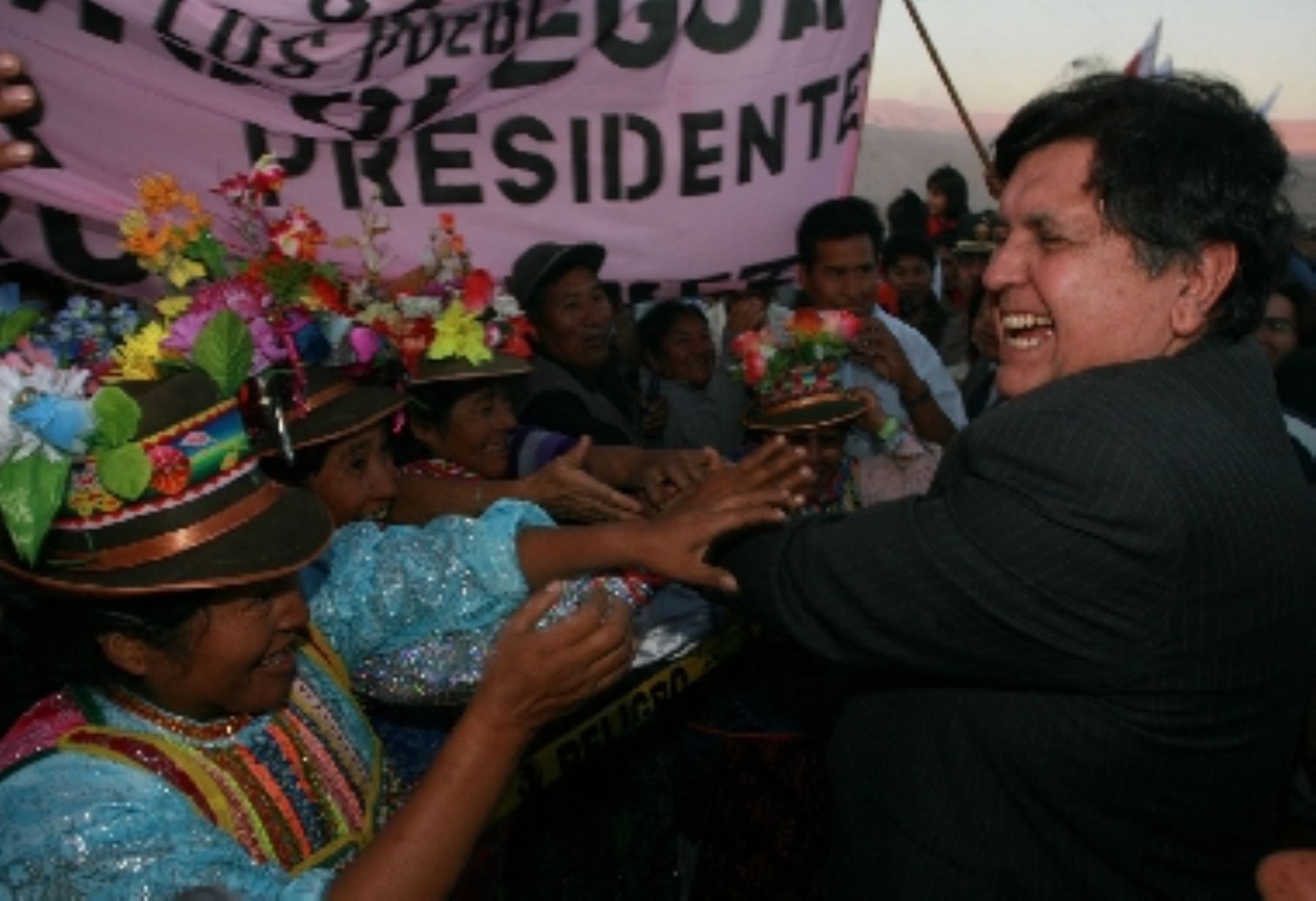Presidente García saluda a pobladores de Moquegua agradecidos por inauguración de carretera.