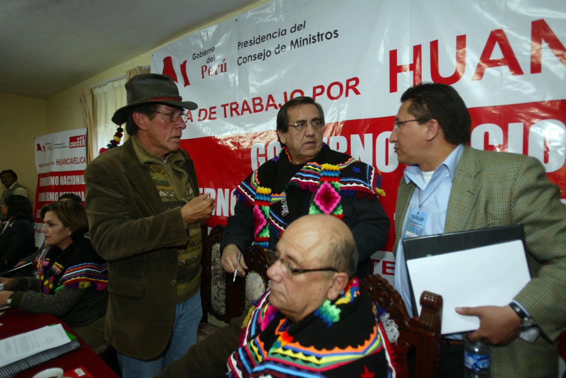 Titular de la PCM Jorge del Castillo, preside la mesa de trabajo por Huancavelica, en la capital de la región. Foto: ANDINA / Alberto Orbegoso