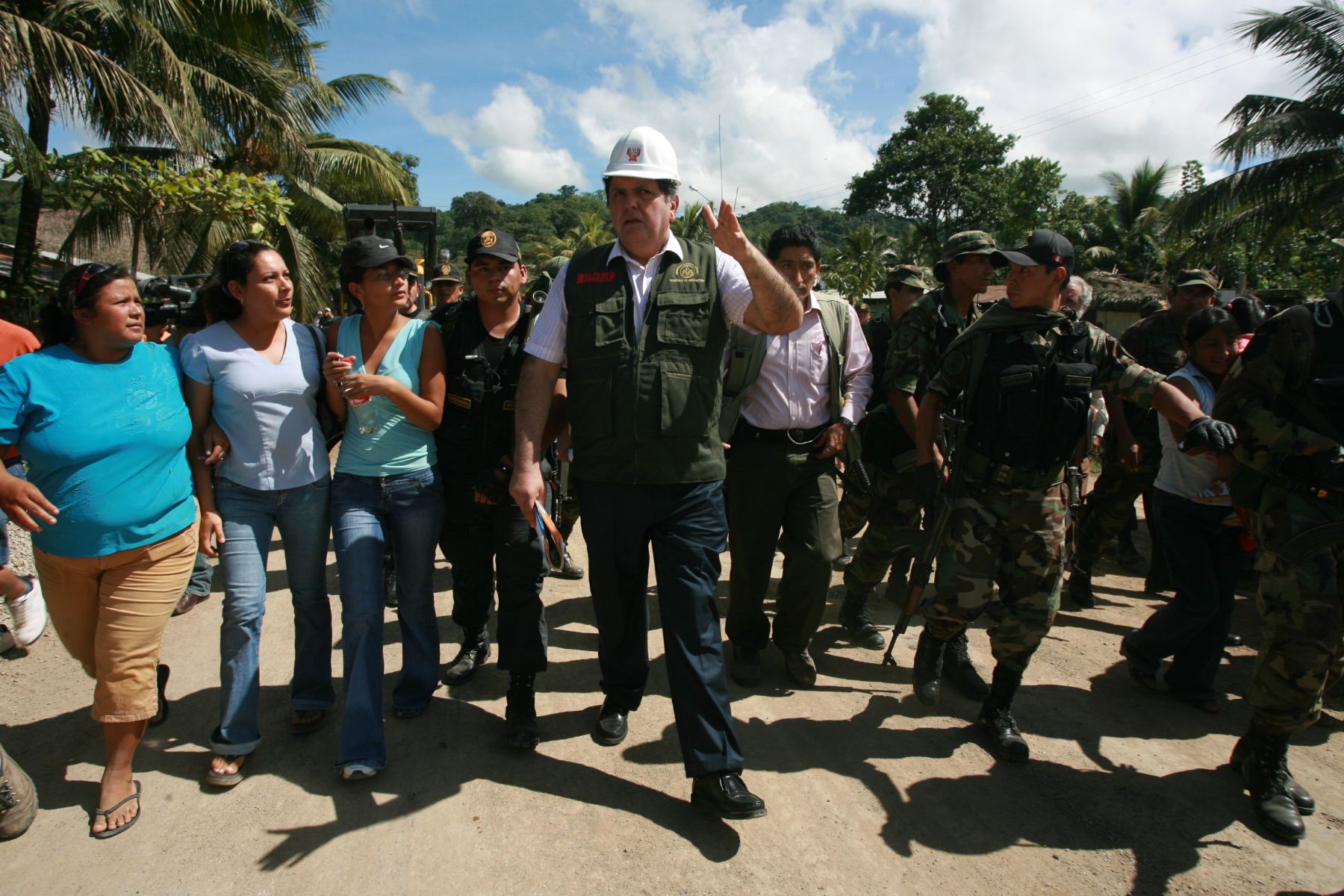 Presidente Alan García Inspeccionó esta mañana el tramo Tocache - Caserío Porongo. Foto: ANDINA/ Sepres / Oscar Farjes