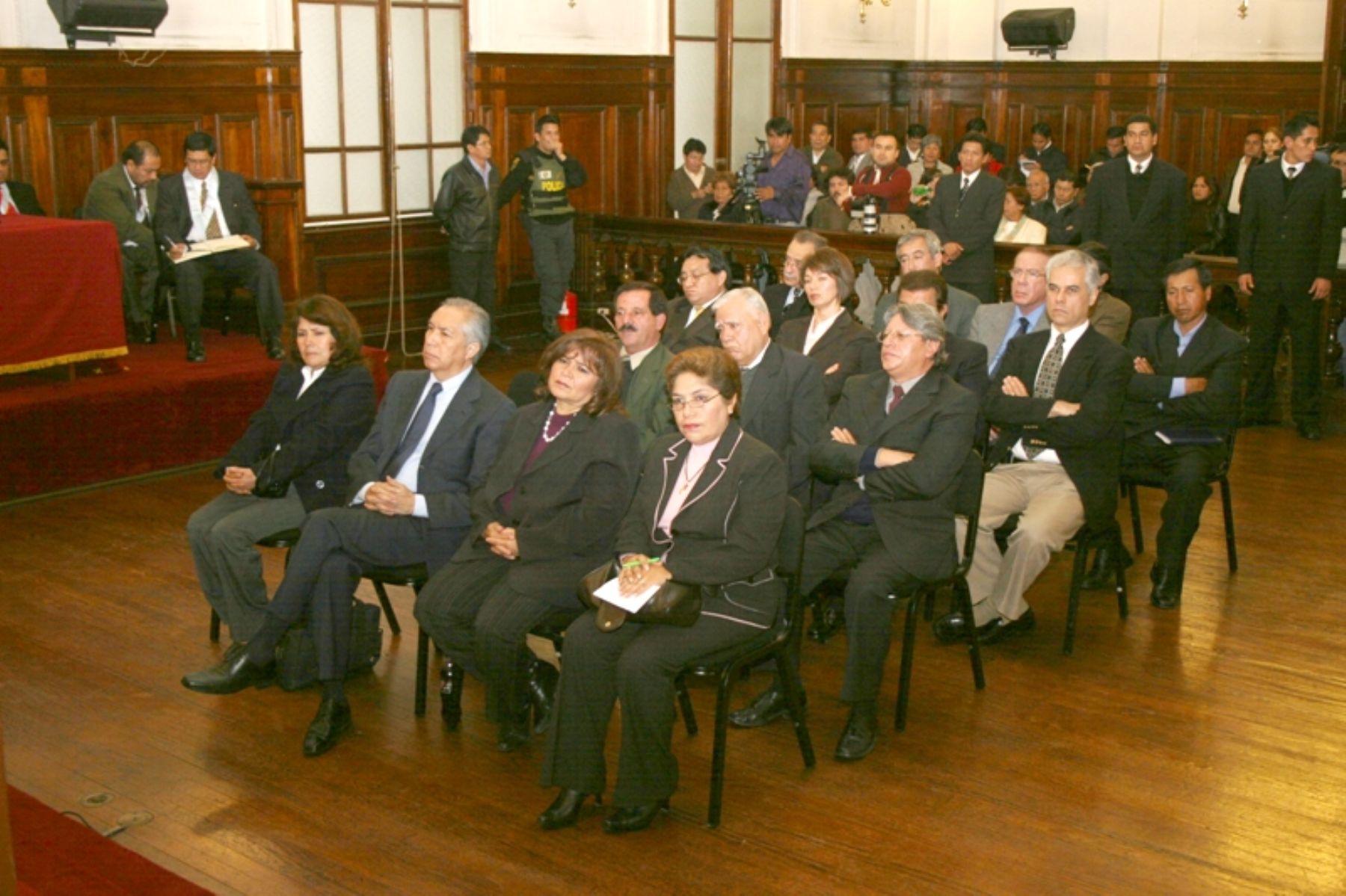 Congresistas acusados escuchan la sentencia dictada por el Poder Judicial.