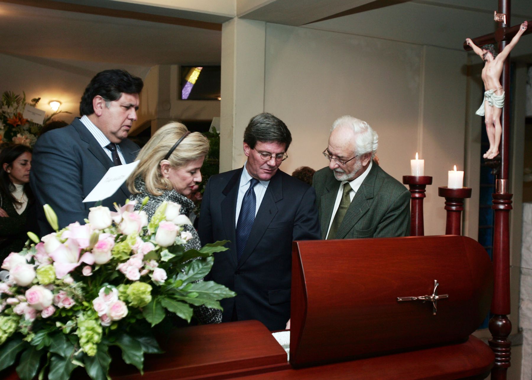 Presidente Alan Garcia, y su señora esposa  Pilar Nores acompañan al Ministro Rafael Rey y familia con su mas sentido pesame. Foto: Dante Zegarra.