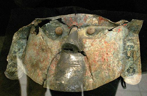 El Museo Nacional Sicán, ubicado en la provincia lambayecana de Ferreñafe, alberga 25 máscaras funerarias similares a la recuperada en Alemania, las cuales fueron descubiertas en las investigaciones arqueológicas en el Santuario Histórico Bosque de Pómac, informó el director de dicho recinto cultural, Carlos Elera. ANDINA/Difusión