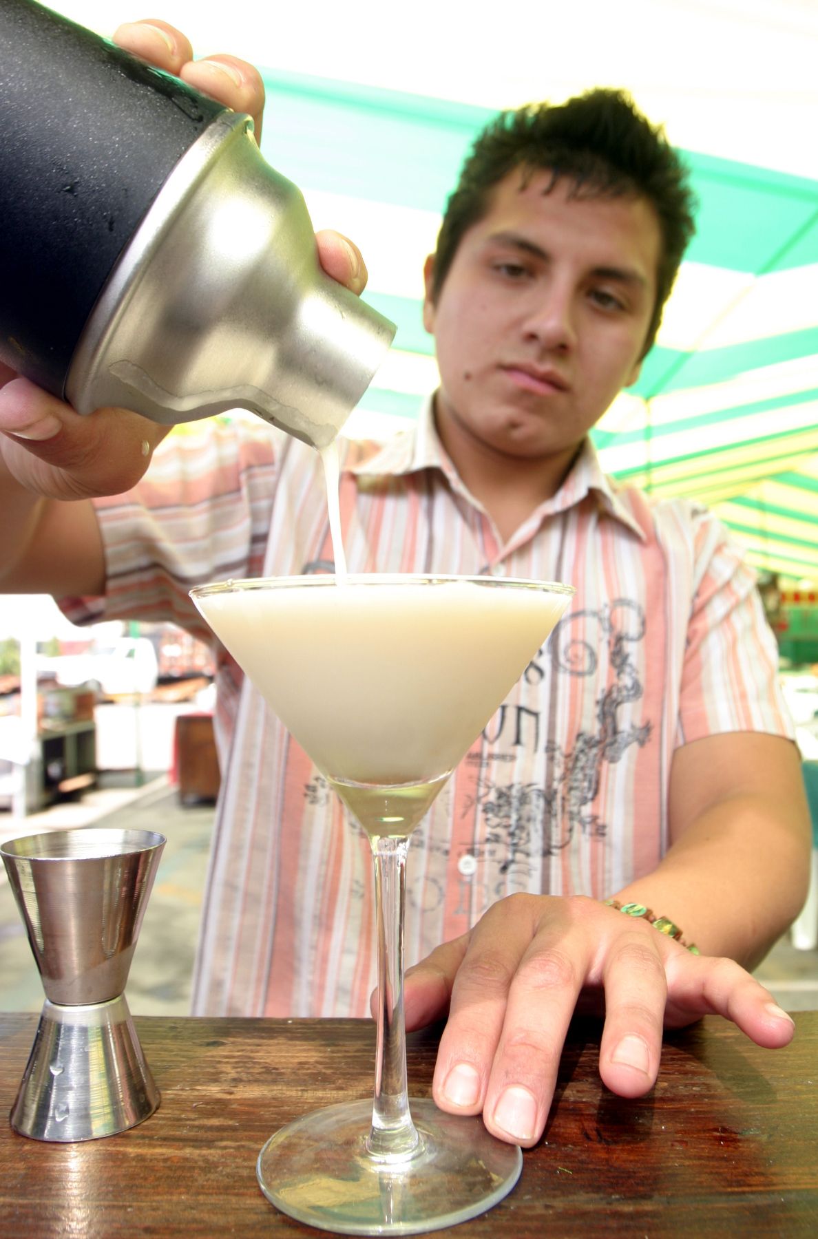 Exponen exquicitos tragos a base de Papa  en parque de la Expocision.foto:ANDINA/Hector Vinces.