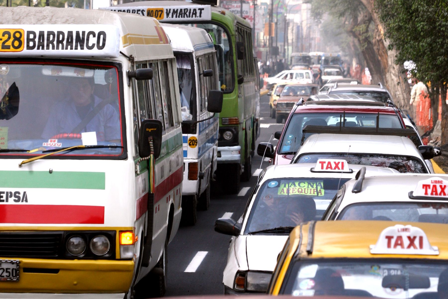 16 rutas de 12 empresas de transporte convencional verán modificadas sus rutas, manteniendo el mismo origen y destino pero con desvíos estratégicos. Foto:ANDINA/Carlos Lezama.