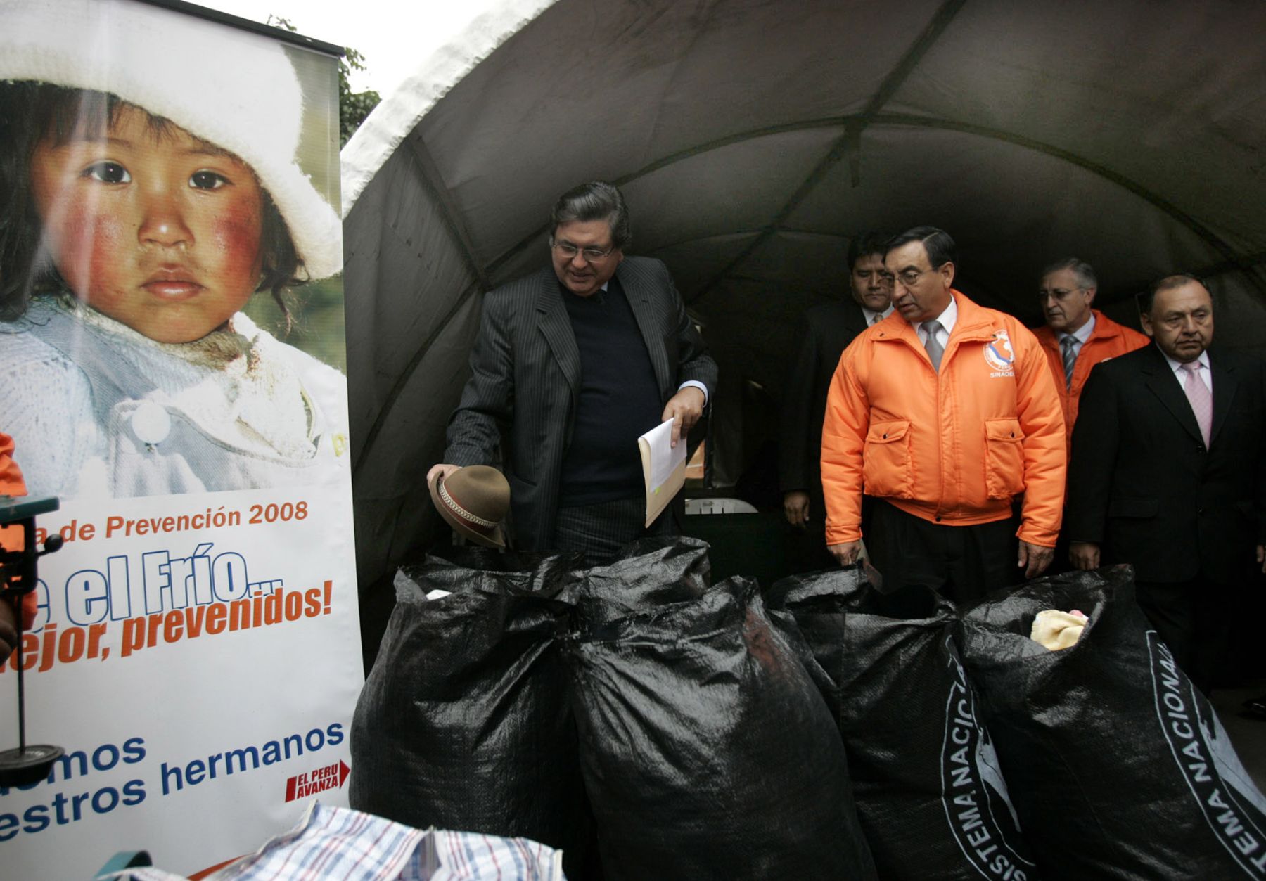 El presidente de la República, Alan García, supervisó esta mañana las donaciones que son almacenadas en el Estadio Nacional para ser destinadas a los pobladores del sur del paìs. Foto:ANDINA/Juan Carlos Guzmàn Negrini.