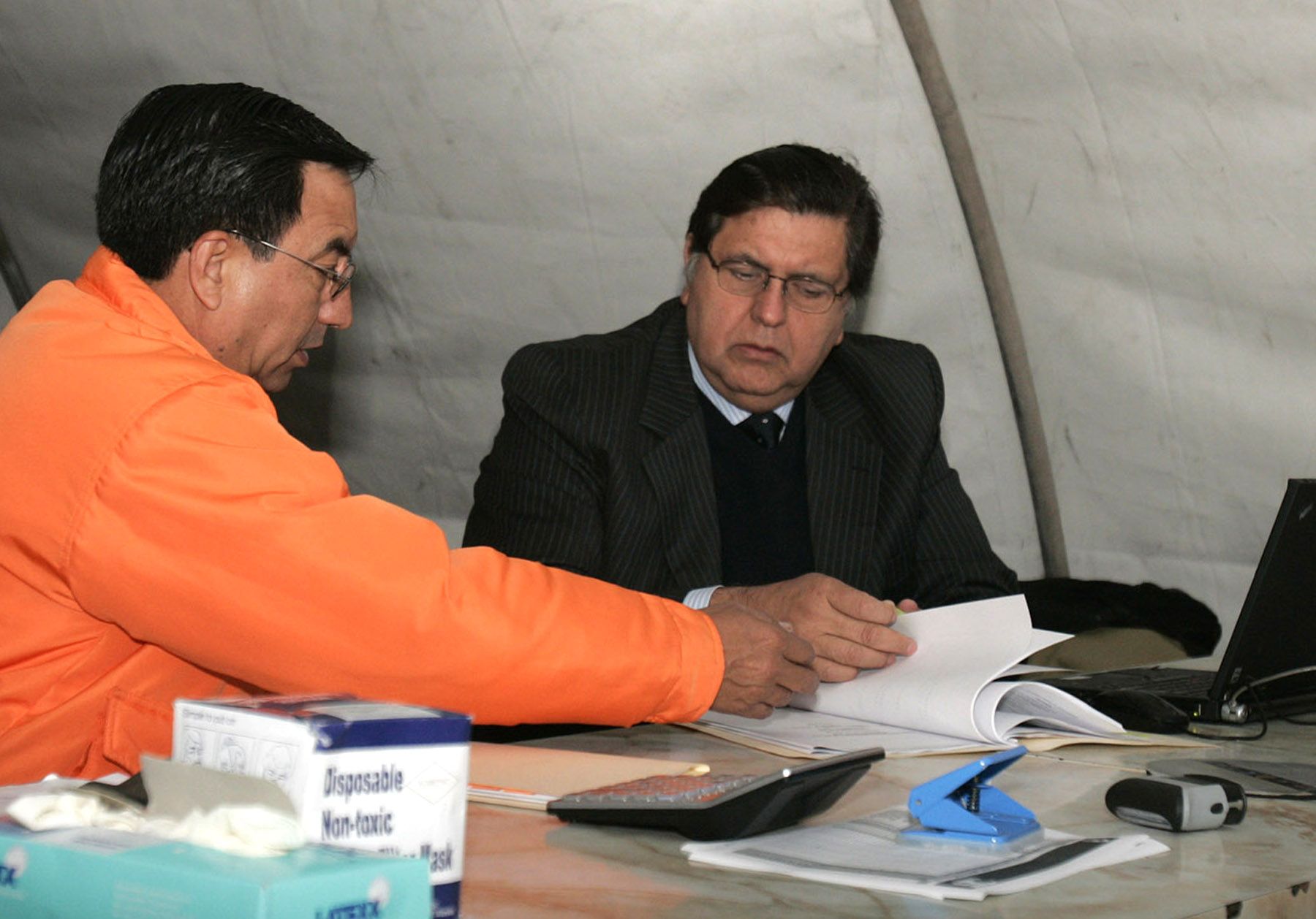 El Presidente Alan García supervisó esta mañana las donaciones almacenadas en el Estadio Nacional, para ser destinadas a los pobladores del sur del país.Foto:ANDINA/Juan Carlos Guzmán Negrini.