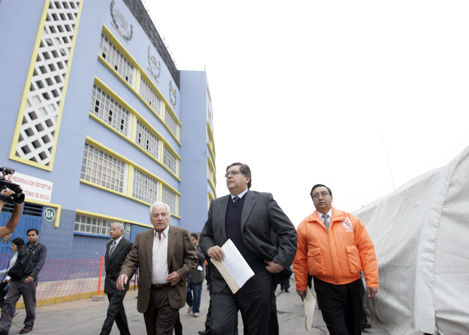 El presidente de la República, Alan García, supervisó esta mañana las donaciones que son almacenadas en el Estadio Nacional para ser destinadas a los pobladores del sur del paìs. Foto:ANDINA/Juan Carlos Guzmàn Negrini.