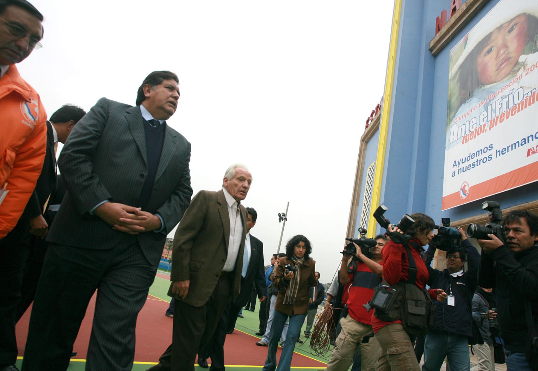 El Presidente , Alan García supervisó recolección de ayuda humanitaria para afectados por el friaje en el sur del país en la explanada del Estadio Nacional .Foto:SEPRES/Oscar Farje Gomero.