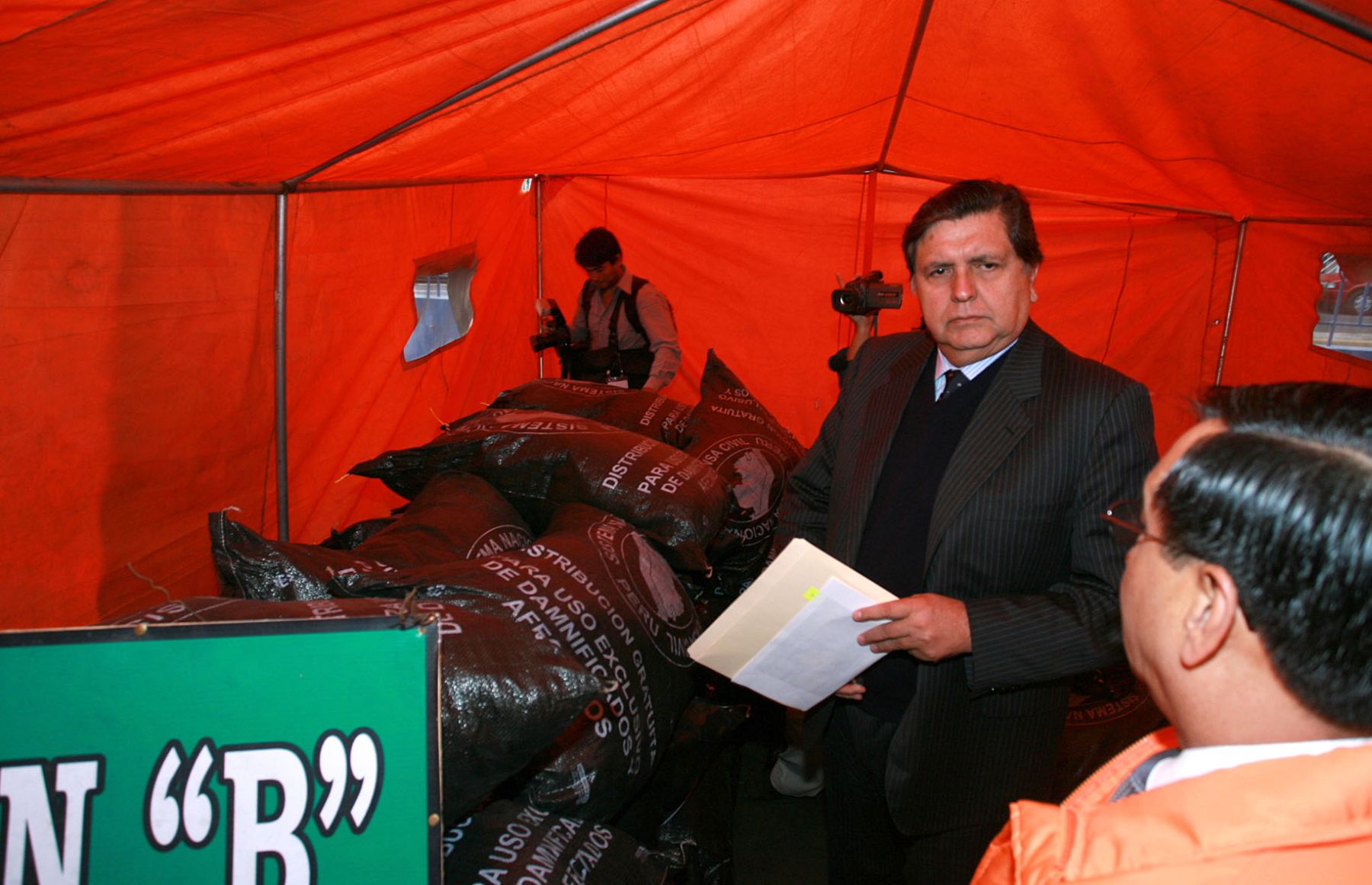 El presidente de la República, Alan García, supervisó esta mañana las donaciones que son almacenadas en el Estadio Nacional para ser destinadas a los pobladores del sur del paìs .Foto:SEPRES/Oscar Farje Gomero.