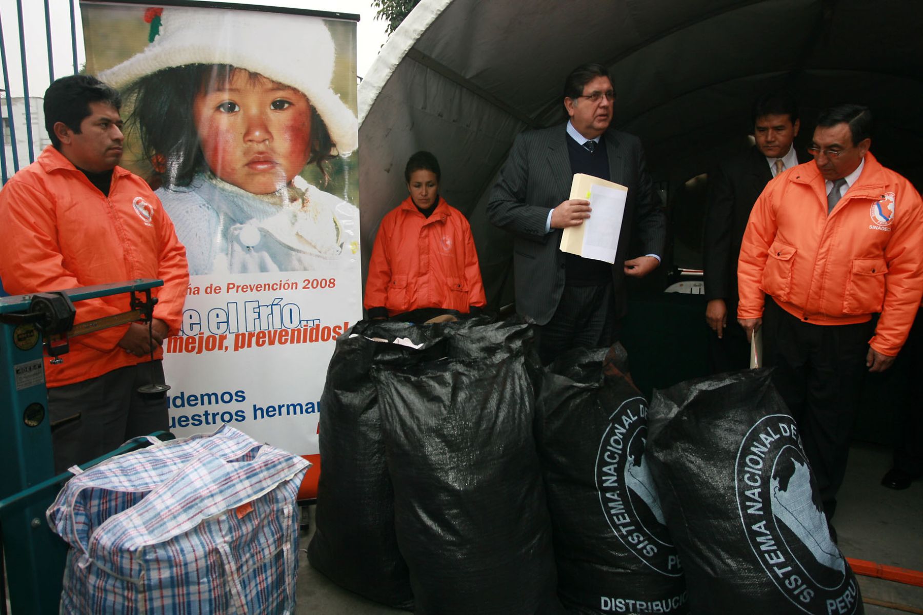 El Presidente Alan García,  Supervisó recolección de ayuda humanitaria para afectados por el friaje en el sur del país en la explanada del Estadio Nacional .Foto:SEPRES/Oscar Farje Gomero.