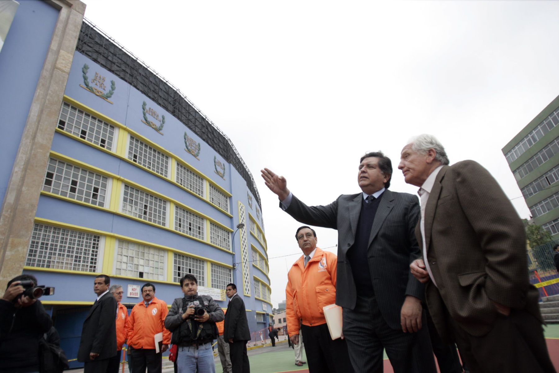 El presidente de la República, Alan García, supervisó esta mañana las donaciones que son almacenadas en el Estadio Nacional para ser destinadas a los pobladores del sur del paìs. Foto:ANDINA/Juan Carlos Guzmàn Negrini.