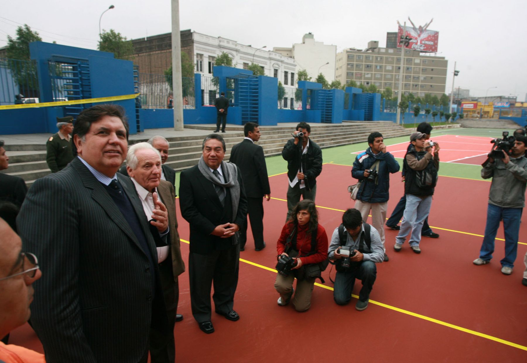 Jefe del IPD, Arturo Woodman, muestra al Jefe de Estado; los nuevos campos de voley, fulbito y básquet en explanada norte del estadio nacional. Foto: ANDINA/SEPRES/Oscar Farje Gomero