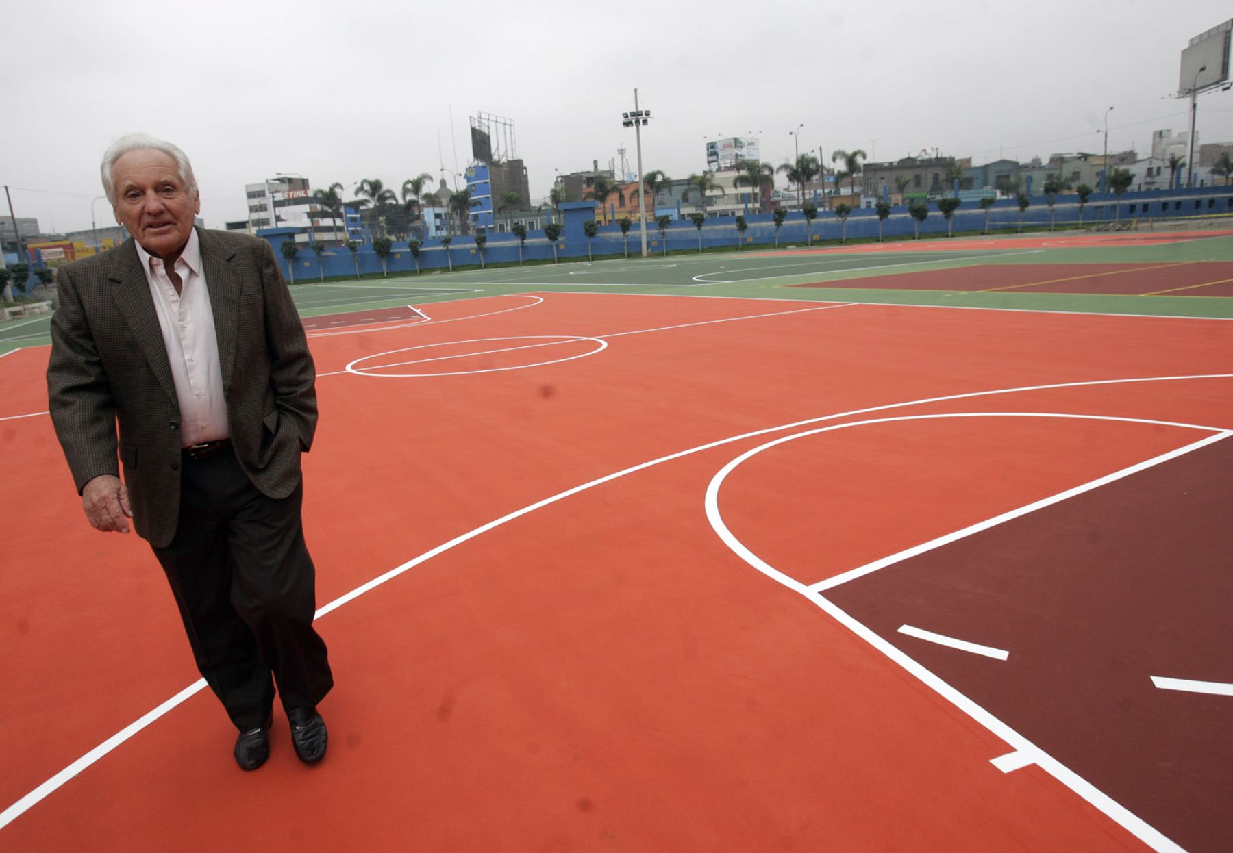 El Jefe del IPD Arturo Woodman, presentò esta mañana las nuevas canchas de basket, fulbito y voley en los alrededores del Estadio Nacional.Foto:ANDINA/Juan Carlos Guzmàn Negrini.