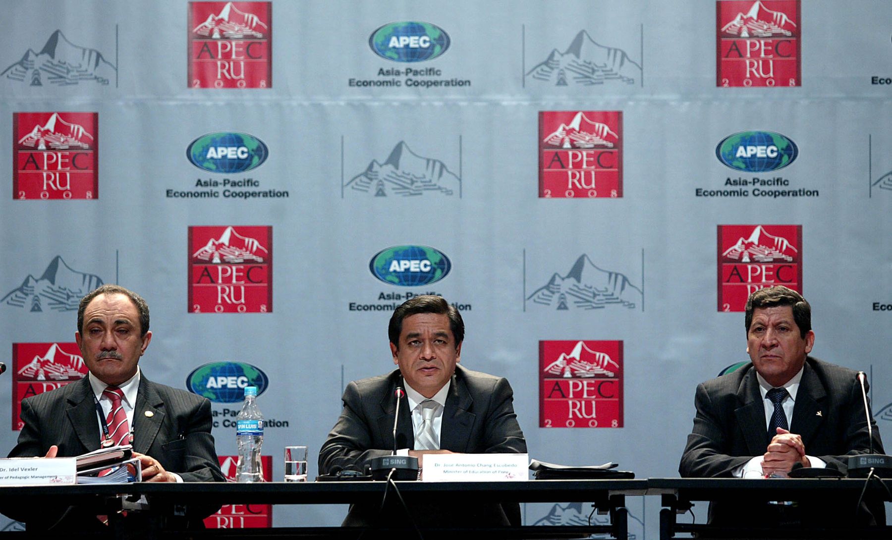 El Ministro de Educación, José Antonio Chang, en conferencia de prensa sobre la Reunión Preministerial de Educación APEC 2008.  Foto: ANDINA / Alberto Orbegoso