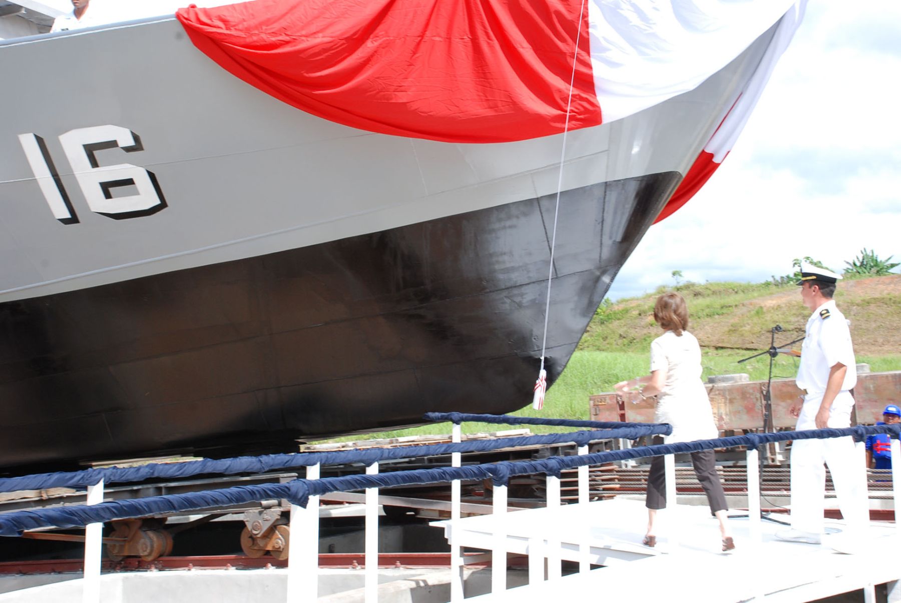 Ministro de Defensa, Antero Flores Araoz, presidió la ceremonia de bautizo y botadura de la Cañonera Fluvial BAP Clavero en Nanay. Foto:ANDINA /Marina de Guerra del Perú.