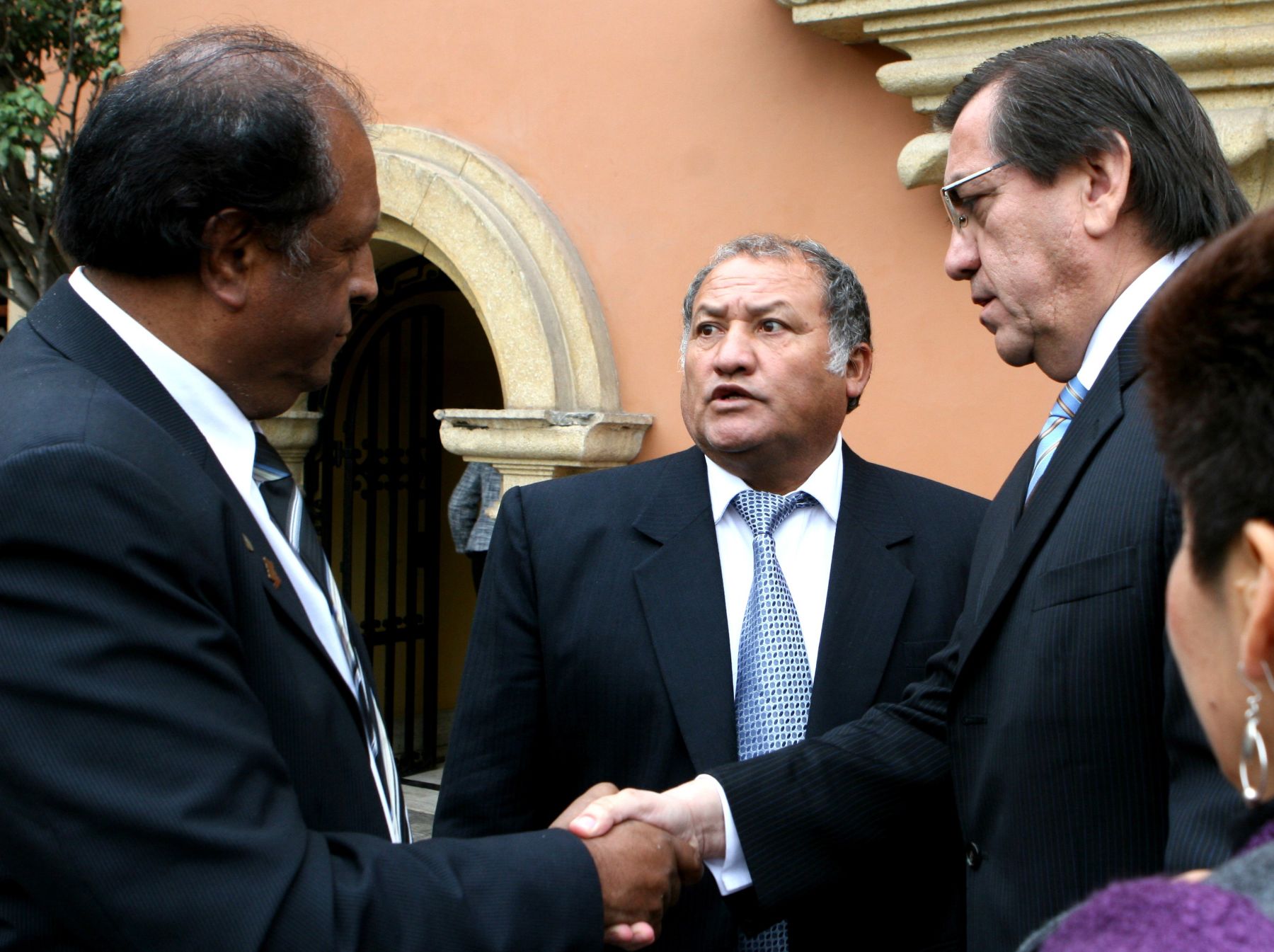 Primer ministro Jorge Del Castillo saluda a los presidentes regionales de Moquegua, Jaime Rodríguez  y de Tacna Hugo Ordoñez.Foto: ANDINA/ Jorge Paz H.