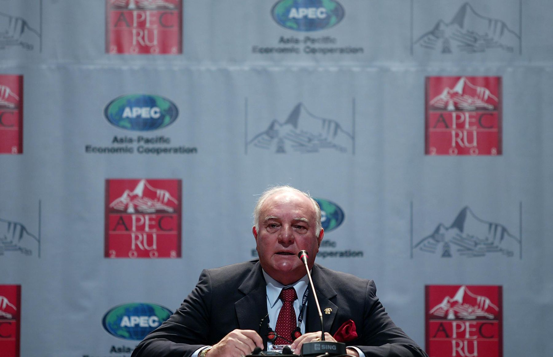 Conferencia de prensa del vicealmirante ( r), Luis Giampietri, luego de inaugurar la 4ª Reunión Ministerial de Educación APEC 2008 en Lima. Foto: ANDINA / Alberto Orbegoso