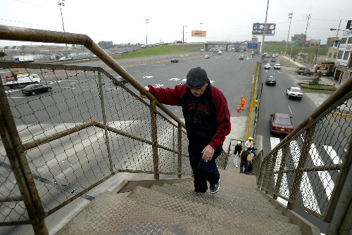 Ancianos y discapacitados tienen dificultades para cruzar los puentes peatonales, al no haber una rampa de acceso directo. Foto: Andina/Archivo