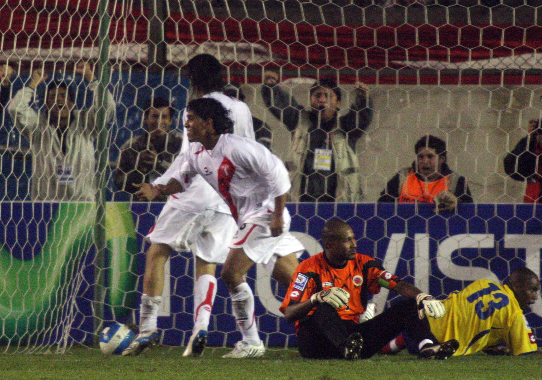 Juan Carlos Mariño de la selección peruana,celebra tras anotar el empate contra la selección colombiana  en el partido que se juega en el estadio Monumental de Lima  por las Eliminatorias Sudáfrica 2010.Foto:ANDINA/carlos lezama