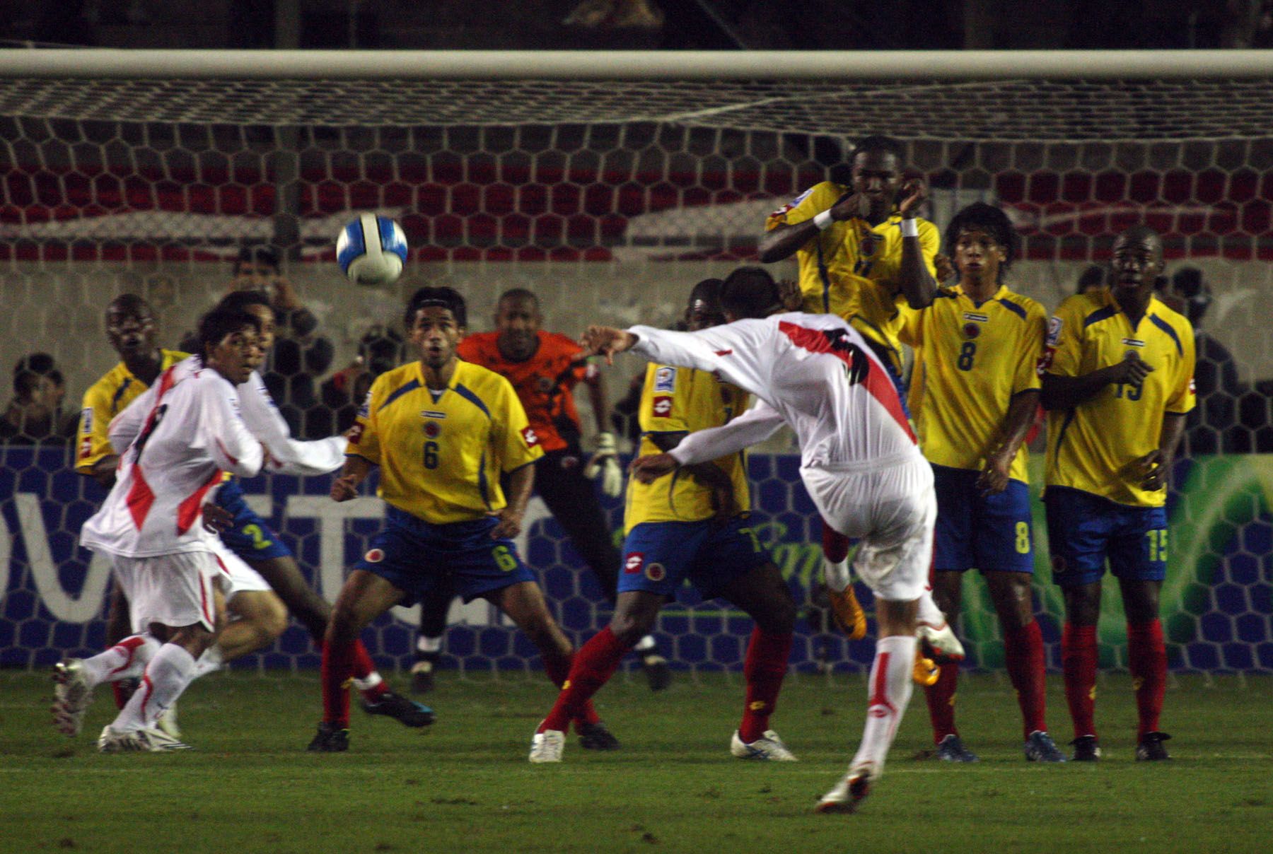 Martin Hidalgo de la selección peruana de futbol hace efectivo un tiro libre durante el partido entre las selecciones de Perú y Colombia que se juega en el estadio Monumental de Lima por las Eliminatorias Sudáfrica 2010 .Foto:ANDINA/carlos lezama Publicado