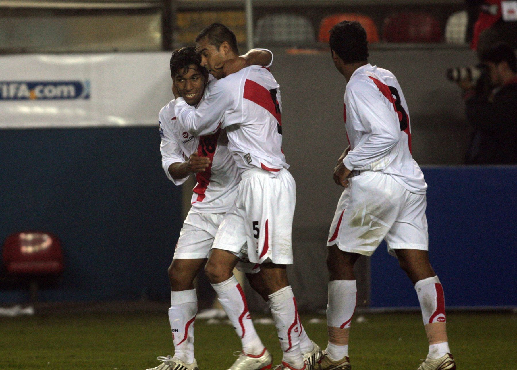 Juan Carlos Mariño de la selección peruana,celebra junto a su compañero Martin Hidalgo tras anotar el empate contra la selección colombiana en el partido que se juega en el estadio Monumental de Lima por las Eliminatorias Sudáfrica 2010..Foto:ANDINA/Juan Carlos Guzmàn Negrini.